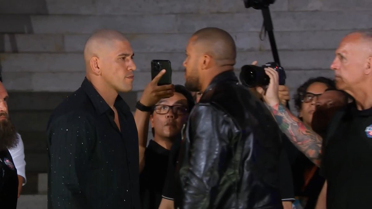 Este face to face entre Poatan y Gane estuvo intenso de verdad y ni hizo falta que se toquen #UFCWhiteHouse