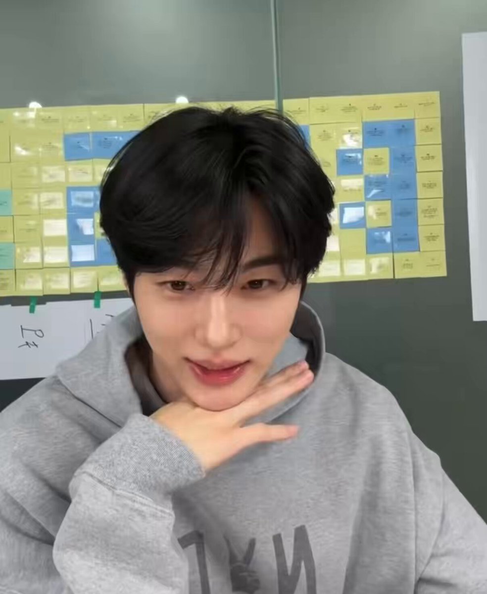 빈말 안하는 남자 변우석의 언행일치 모음 zip 팬클럽 한 번 노력해볼게 → 251031 공식 팬클럽 우체통 1기 멤버쉽 오픈 예능 좋아하는데 어려워서.. 나중에 하게 되면 꼭 해볼게 → 260526 유재석 캠프 출연(통통이들 덕분에 한거야😖❤️) 팬미팅 드라마 촬영부터 하구 그 다음에 생각해봐야 할 것 같아 → 260609 변우석 아시아 팬미팅 투어 개최 안내 다음 팬미팅까지 좋아해주신다면 더 좋은 곳에서 한 번 열어보도록 하겠습니다 → 2년 전 보다 훨씬 큰 잠실실내체육관에서 팬미팅 투어 개최