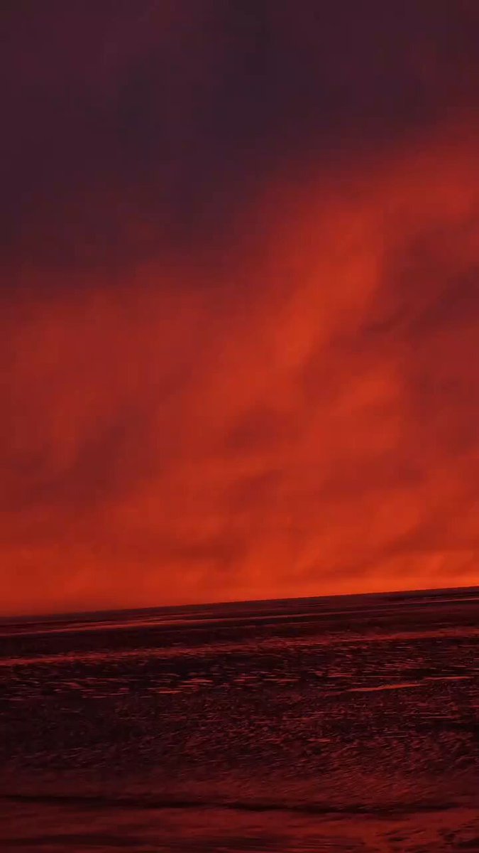 ❄️☃️ No es Canadá, no es Noruega. Es Río Grande, Tierra del Fuego. 🇦🇷🌅 Después de la nieve, el día cerró con uno de esos atardeceres que parecen irreales. El fin del mundo regalando una postal difícil de olvidar.