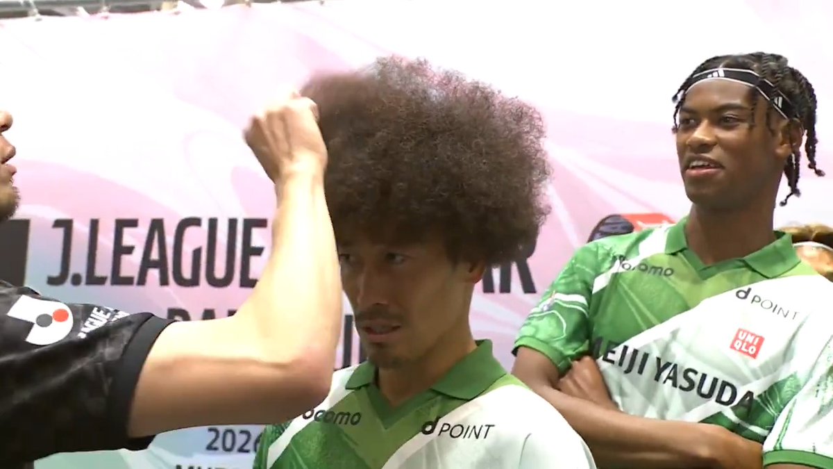 試合前にアフロを整えてもらう ヴァンフォーレ甲府の三平和司🥦 DAZNで無料配信中!⏬️ #JリーグオールスターDAZNカップ