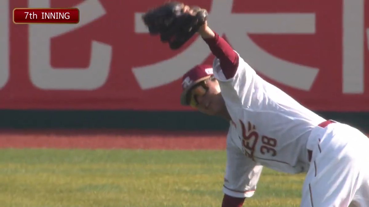 【7回表：E 0-2 C】 諦めない球際 !!! 昨日に続き今日も魅せた！ ライト #佐藤直樹 選手のファインプレー！ #RakutenEagles #強鷲革新