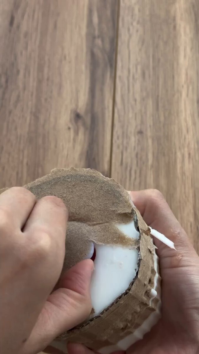 Önce domatesin kalıbını çıkardı sonra onunla mum yaptı.