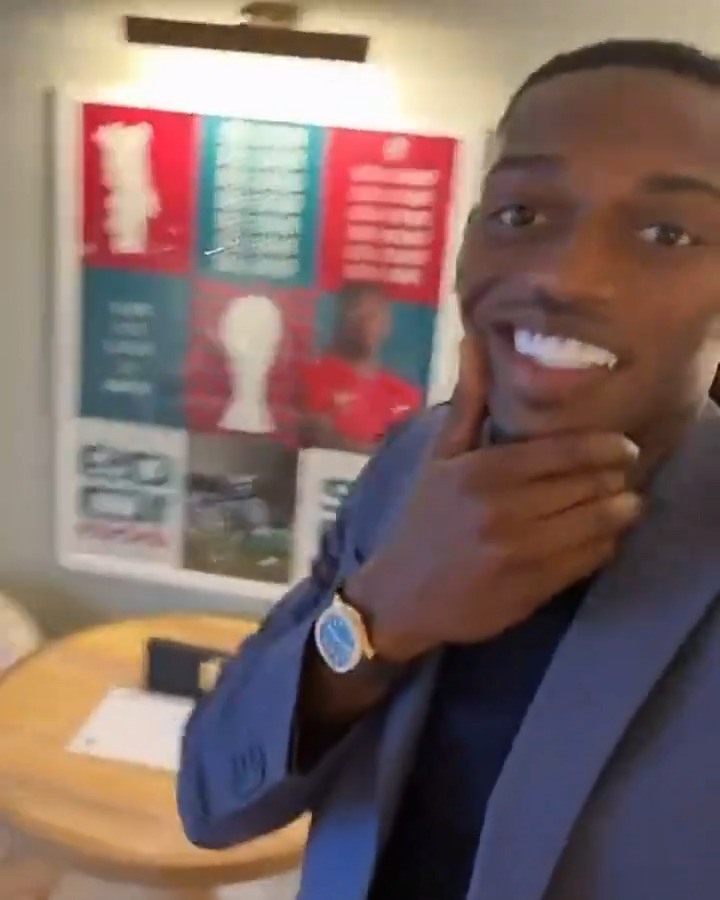 Rafael Leão mostra o quarto em Miami 😎🇵🇹