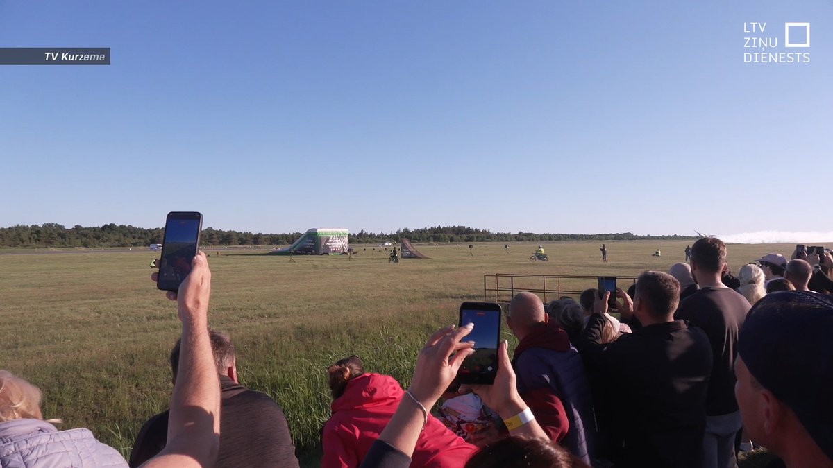 Ekstrēma aerobātika un triki, kas Latvijā nav redzēti. Liepājā noslēdzas aviošovs, kurā pulcējās gan pašmāju, gan ārvalstu augstākās pilotāžas meistari. Šis ir viens no iespaidīgākajiem šova priekšnesumiem, un to veica lietuviešu pilots Igoris Lobanovas un somu frīstaila motokrosa braucējs Sebastians Vestbergs. Plašāk skatieties šovakar Dienas ziņās!