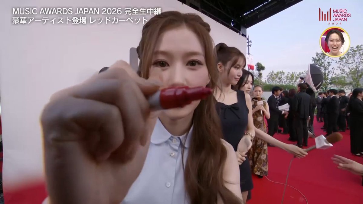 Sana signing the camera with "MISAMO" and then getting confused if she should sign her name 😭