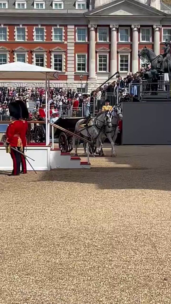 Ah the first glimpse at the full outfits before the Princess of Wales takes her seat next to the King and Queen🤩 Elegance on poise🤌🏽 #PrincessofWales 📹Queer lips of Truth