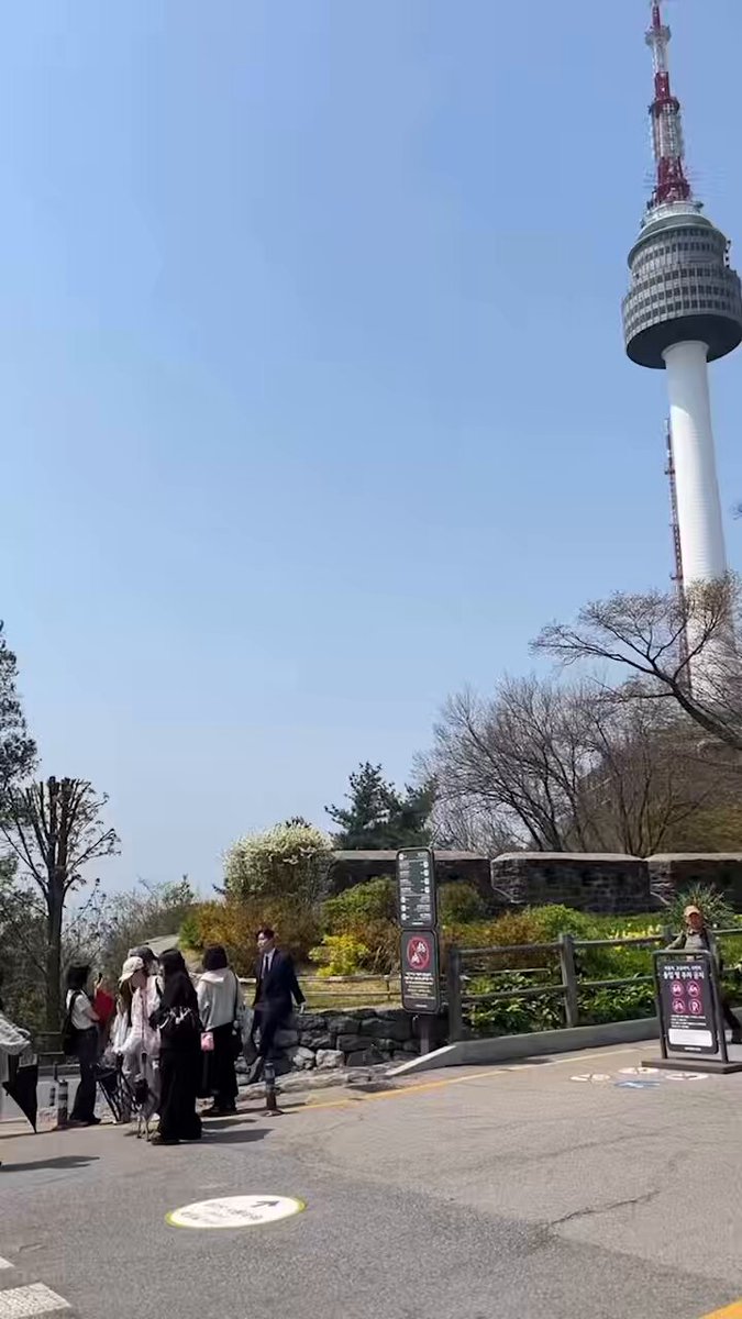 스레드에 남주니 남산사진 비하인드 영상 떳는데 수트 빼입고 신발은 크록스인거 ㅈㄴ 뿜기고 커여움 푸하하하