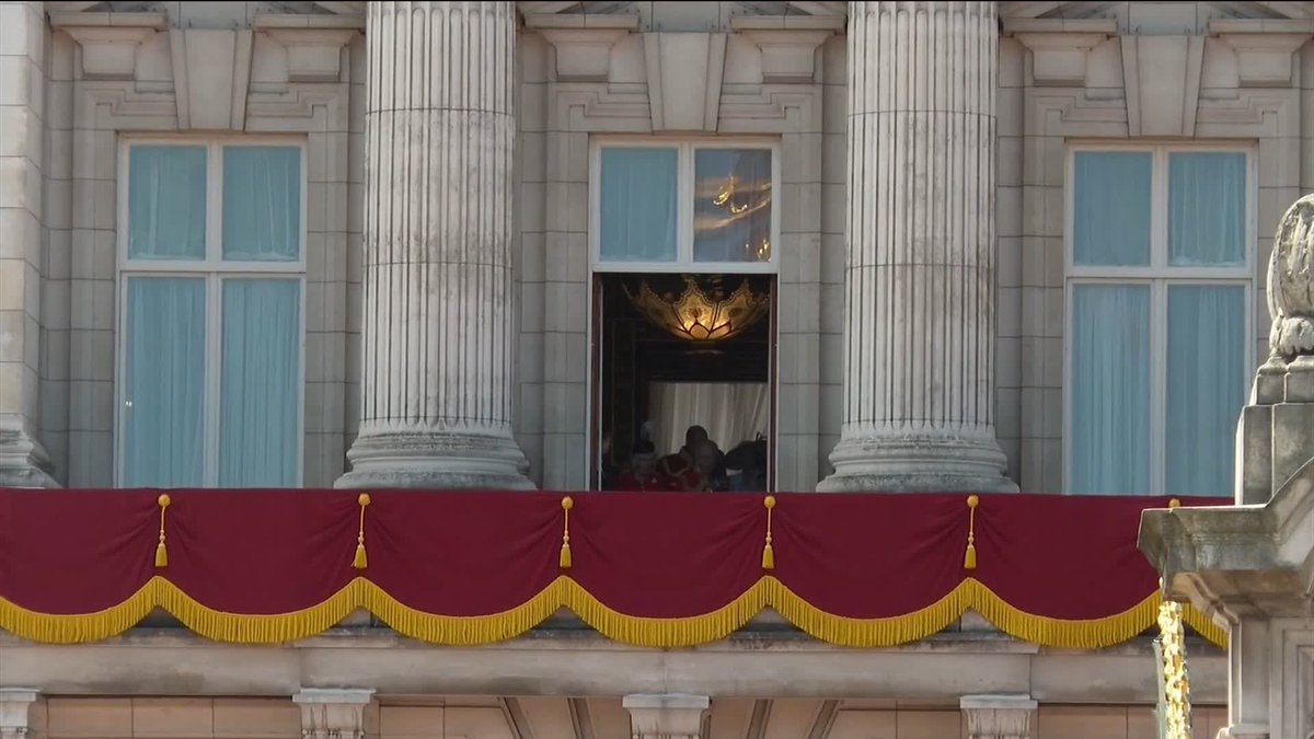 BREAKING: The Royal family step out on to Buckingham Palace balcony to watch the Red Arrows flypast 📺 Sky 501, Virgin 602, Freeview 233 and YouTube