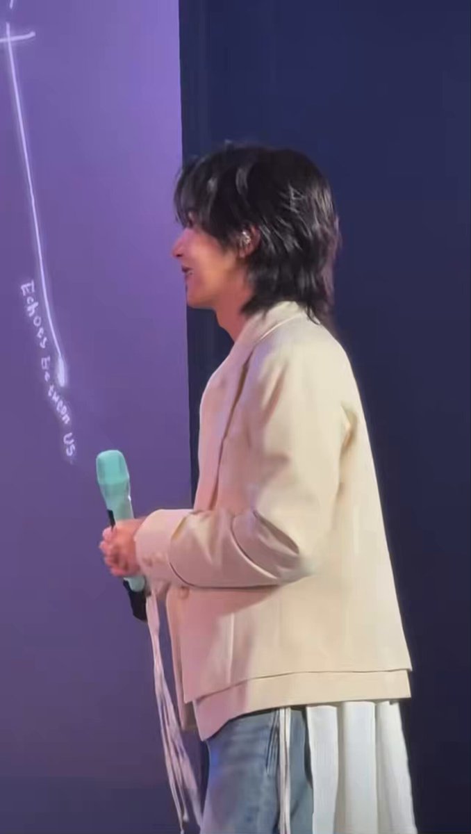 อินจุนคือใส่ใจมากๆๆๆอะ ตอนจะถ่ายรูปฮีหันออกไปแล้ว แต่หันกลับมาทักเรื่องแท่งไฟสีเหลืองว่า ขอบคุณทุกคนมากๆ แท่งไฟสีสวยมากๆเลย แล้วคือทุกคนก็ยิ่งชูๆกันชึ้นมาอีก แล้วคือตลกตรงฮีหันกลับไปละพูดว่า คุนสไลม์มาแล้ว ละทุกคนขำ555555 คือน่าจะพี่เมเนคนนั้นเดินขึ้นมาจัดแจงถ่ายรุปให้ปะคะ