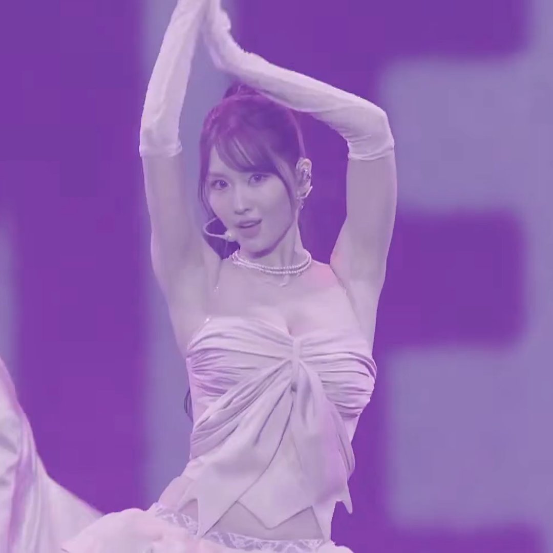 MOMO IN THIS LOOK WITH THE HIGH PONYTAIL
