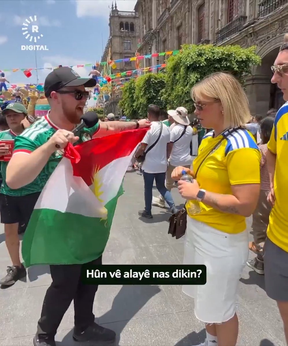 #VÎDEO - Caleb McLamb (Soro) Alaya Kurdistanê bi xwe biriye Turnuvaya Kupaya Cîhanê ⚽️ Soro ji alîgiran dipirse, “Hûn vê alayê nas dikin?” ⚽ Turnuvaya Kupaya Cîhanê doh bi maça Meksîka û Afrîkaya Başûr dest pê kir #WorldCup2026