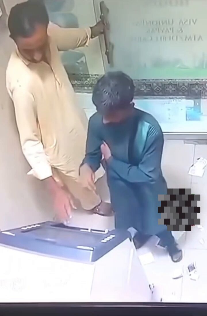 اے ٹی ایم فراڈ ہم کتنے سادہ اور معصوم ہیں ۔ کتنی جلدی فراڈ کا شکار ہو جاتے ہیں ۔۔۔۔ چالیس ہزار نکلوانے آیا یہ بندہ اے ٹی ایم کے استعمال سے نا واقف ایک اجنبی سے مدد مانگنے پر پیسوں سے محروم ہو گیا فراڈیا اس کی مدد کرنے کی بجائے اس کے پیسے ہی نکال کر لے گیا
