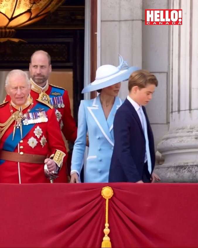 The grand finale! 👑✈️ After joining the Royal Family on the Buckingham Palace balcony, Prince William, Princess Kate, Prince George, Princess Charlotte and Prince Louis turned their eyes to the skies as the RAF flypast soared overhead during Trooping the Colour 🇬🇧✨ 📽️: Getty #royalfamily #princewilliam #katemiddleton
