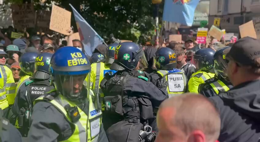 Patriots are now within spitting distance of the oh so peaceful rainbow, mask wearing, pro Palestine 'anti-fascists'. What could possibly go wrong? Stay alert everyone.