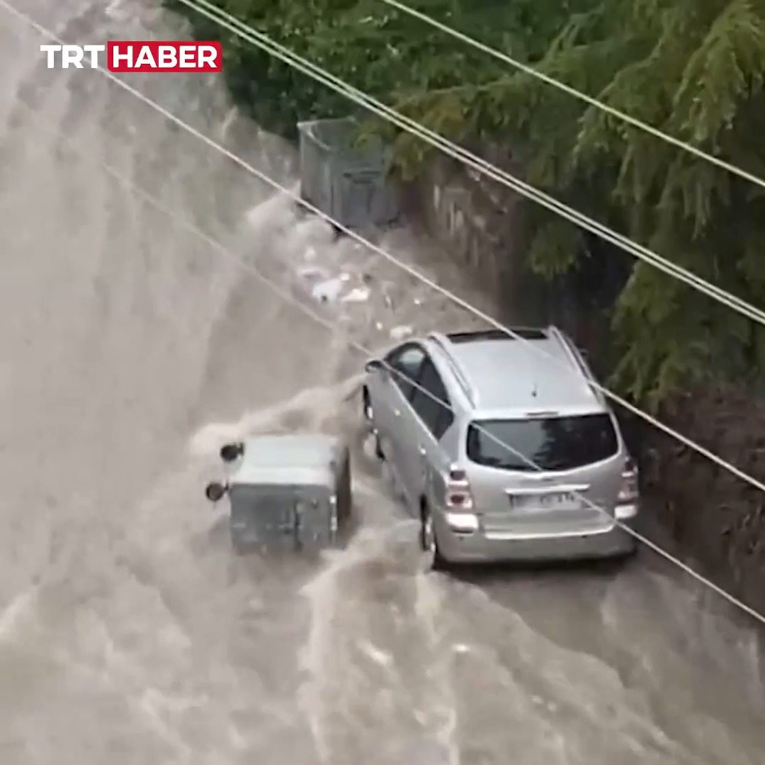 Ankara'da dolu ve sağanak etkili oldu.
