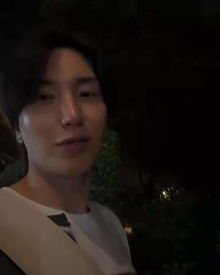 Leeteuk: “Next Saturday, I’ll be hosting the Seoul Music Awards again after a long time. Since I’ll be serving as an MC at the Seoul Music Awards next Saturday, if the members’ schedules work out, it would be really nice if we could go together and (cont.)” #이특 #leeteuk