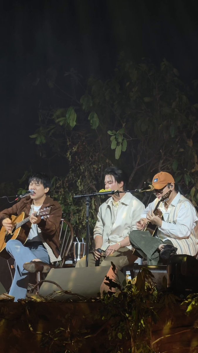 เพลงสิ่งที่สวยงามพี่วาฬกับน้องม้าค เริ่มต้นจากการชวนร้อง live session ด้วยกันในวันนั้นสู่การร้องร่วมกันในคอนเสิร์ตในวันนี้ มีน้ำตาจำนวนมากก 🥺 #ShineRain_Concert #MARCKRIS #whalanddolph
