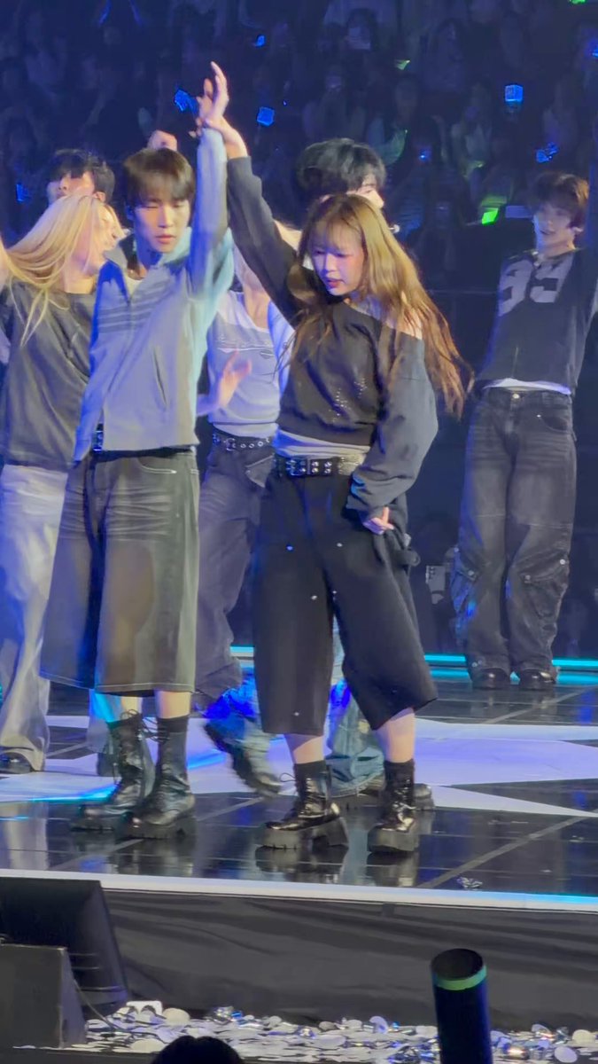 jaemin doing that move while the lyrics said “deep inside” and jeno’s smile after seeing it…. #nooticing