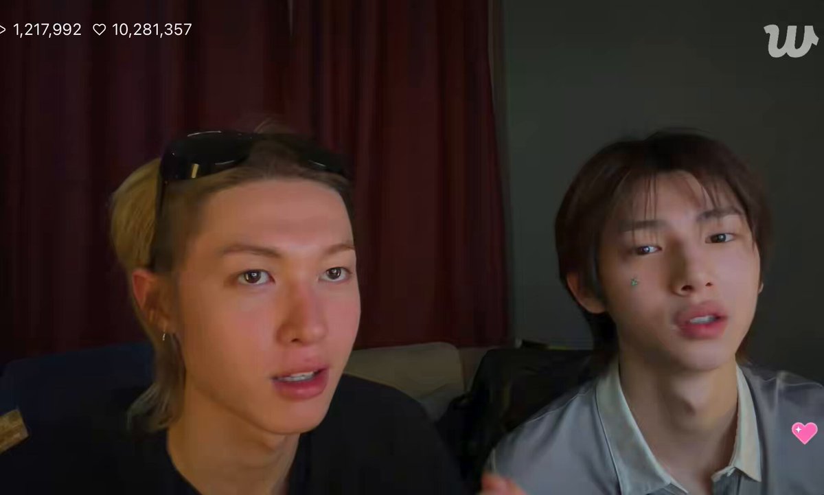 주훈이가 저번 라이브에서 흰색 코르티스볼 만들면 어떻냐고 말햇엇는데 그거 보고 비주얼팀이 와서 물어봤다니까 마틴이 조용히 시킴 주훈: 그래서 뭐, 하…… 입이 방정이네요.