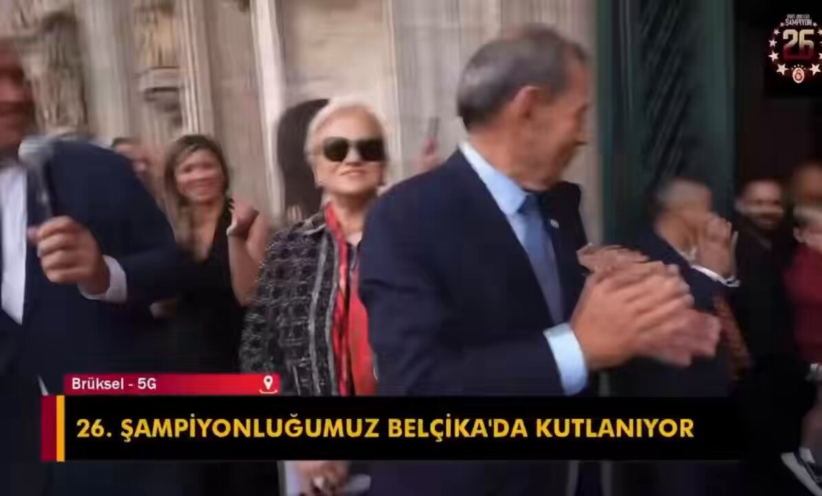 Dries Mertens, Galatasaraylı taraftarları selamladı. (GS YouTube)