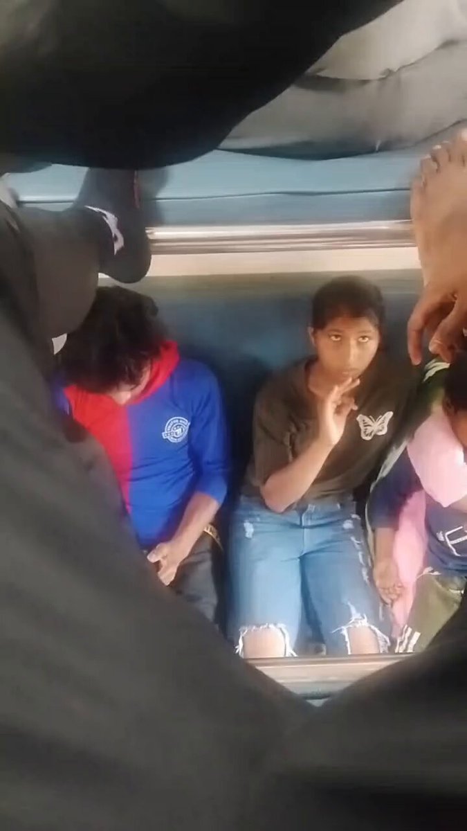 ट्रेन में बिना सहमति वीडियो बनाना अब आम होता जा रहा है लेकिन इससे सही नहीं ठहराया जा सकता आजकल सफर के दौरान कई लोग बिना पूछे दूसरों के वीडियो बना लेते हैं किसी की Privacy और Personal Space का सम्मान करना ज़रूरी है ऊपर से चुपके से पर्ची थमा देना ये भी काफ़ी अजीब है