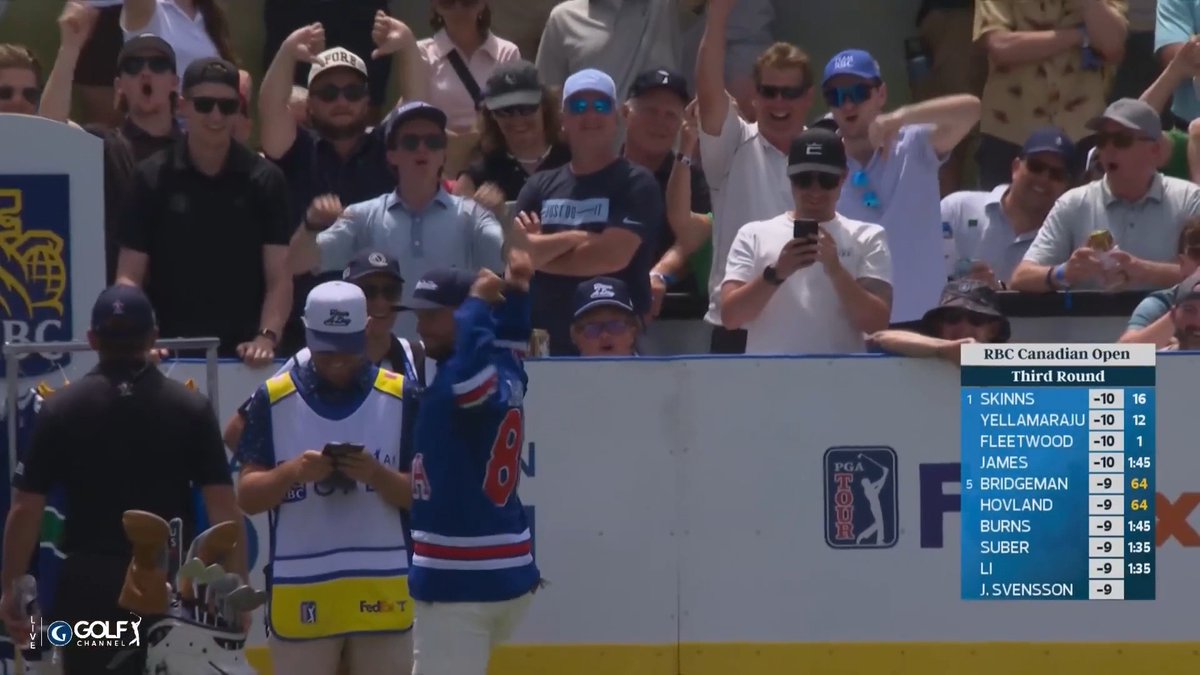 Wyndham Clark repping the @USAHockey Jack Hughes sweater on the rink hole 🇺🇸🥇 The Canadian fans let him hear it 😂