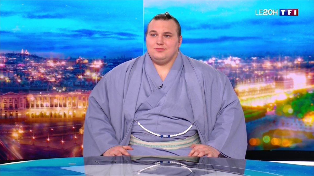 🗣️ "Au sumo, plus on est lourd, plus on a l’avantage. Il faut manger beaucoup. Là, je suis à 142 kg" explique Aonishiki Arata 📺 Le sumo ukrainien est l'invité du 20h de TF1 - #LE20HWK Anne-Claire Coudray
