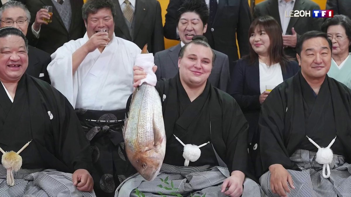 🗣️ "On n’est pas juste gros, on ne passe pas notre temps qu’à manger. Dès notre réveil, on s’entraîne pendant trois heures" explique Aonishiki Arata 📺 Le sumo ukrainien est l'invité du 20h de TF1 - #LE20HWK Anne-Claire Coudray