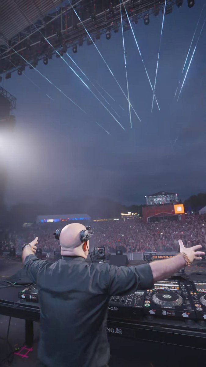 Famous Portuguese Catholic priest and DJ, Father Guilherme Guimarães Peixoto aka Padre Guilherme, played "Pan jest pasterzem moim" (The Lord is my shepherd) at the concert in Chorzów, Poland yesterday. The energy was incredible.