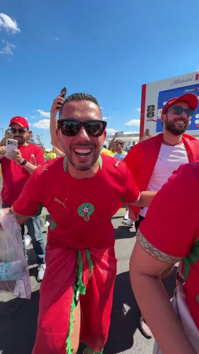 Les supporters marocains et brésiliens qui dansent ensemble à quelques heures du match ! 🇲🇦❤️🇧🇷 (🎥 Le360)