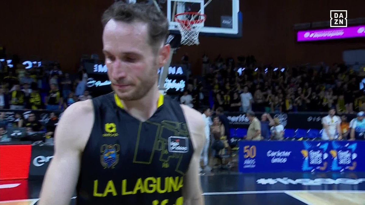 SOLO TE PEDIMOS UN ÚLTIMO BAILE, SOLO TE PEDIMOS QUE NO TE RETIRES NUNCA 🙏🏻 Las lágrimas de DON MARCELINHO HUERTAS con sabor a despedida, lás lágrimas de todo el La Laguna Tenerife 💛🖤 Marcelo Huertas #LigaEndesaxDAZN 🏀