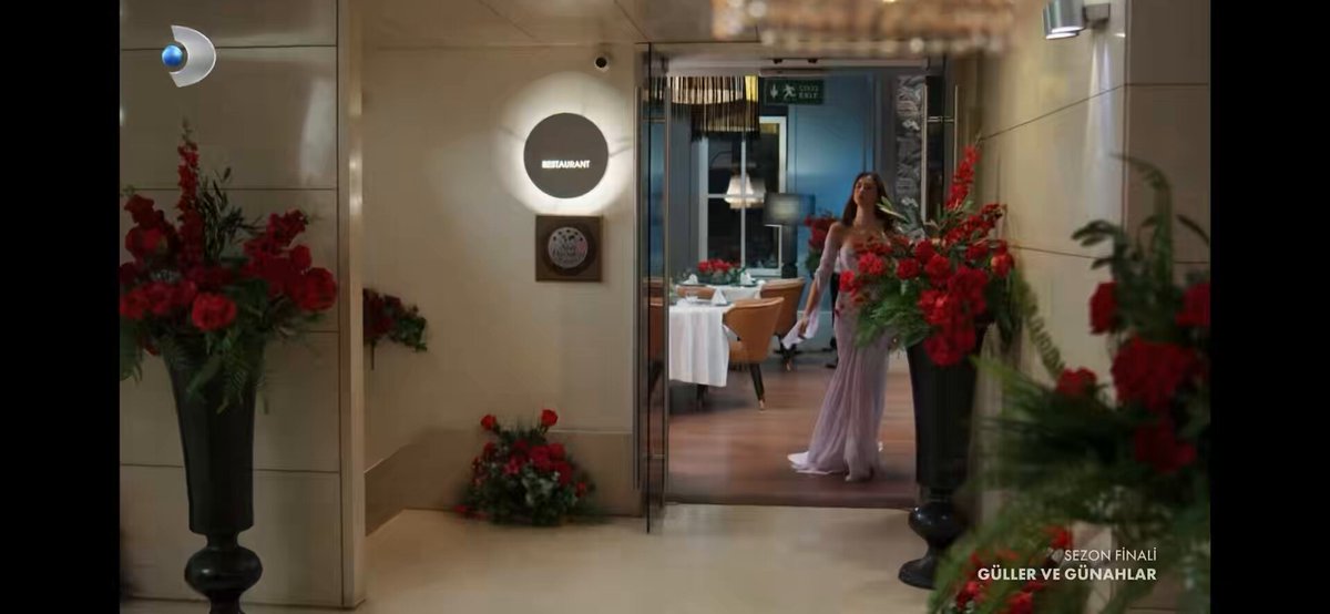 Hem suçlu hem güçlü bir Gamze…Azra’nın merdivenden düşmesine sebep oluyor hem de yardıma koşuyor. #GüllerveGünahlar