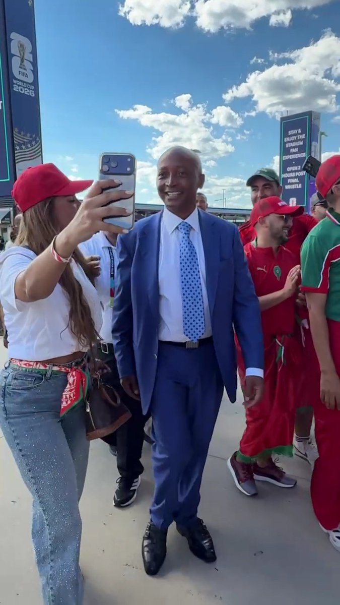 Le président de la Confédération africaine de football, Patrice Motsepe, présent pour le choc Maroc–Brésil. 🇿🇦💬 « Bonne chance au Maroc 🇲🇦 »