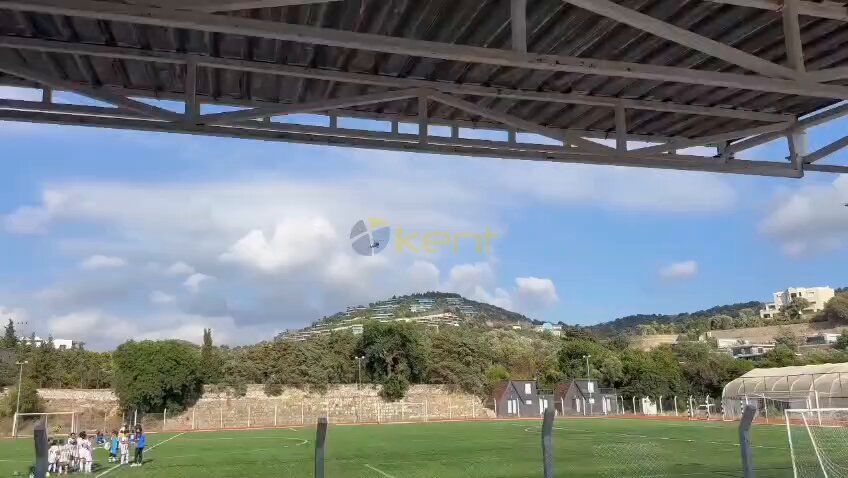 Yalıkavak Stadında Skandal Görüntüler; Çocukların Maçı Sırasında Sahaya Helikopter İndi! Bodrum’da 11 yaş altı futbolcuların maç yaptığı sahaya özel bir helikopter indi. Çocukların velileri tepkilerini dile getirdi. Bugün aksam saatlerinde Yalıkavak sahasında Muğla ASFK Ligi U11 Amiral Turgutreis-Yalıkavak müsabakası oynandı. Müsabaka sırasında özel bir helikopter, şaşkın bakışlar altında sahaya inmeye başladı. Durumu fark eden sporcular, sahanın diğer yarısına çekildi. Helikopterden iki şahsın inmesinin ardından helikopter yeniden havalandı. Duruma tepki gösteren veliler, “Müsabaka sırasında sahaya helikopter indi. Çocuklarımıza hiçbir güvenlik önlemi alınmadı. Ufak bir pilot hatası ya da mekanik arıza faciaya sebebiyet verebildirdi. Helikopterden inen şahıs, bir tur şirketinin transfer aracına binerek bölgeden rehberler eşliğinde uzaklastı. Bu ne sorumsuzluk diye tepki gösterdiğimizde ‘yetkililere bildirin şikayetinizi’ şeklinde dönüş aldık. Her parası olanın çocuklarımızın canına kast etmeye cüret edeceği bir ülkede yaşıyoruz.” dediler. #bodrum #bodrumkenttv #kenthaber #kenttv