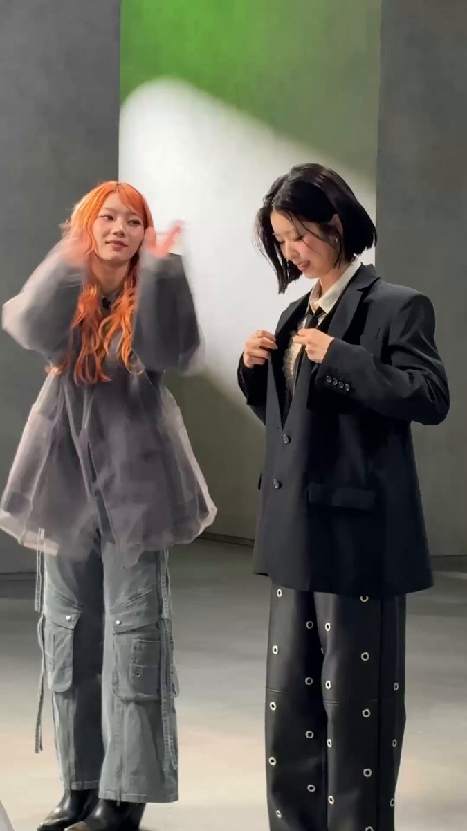 本番前、ソワソワ（？）なひととき。 LIVEの前もこんな感じなのでしょうか…？ 明日もお楽しみに✨