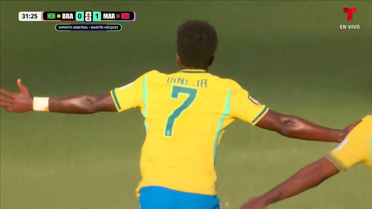 ¡GOLAAAAAZO DE BRASIL! ¡GOLAZO DE VINICIUS JR! La estrella brasileña, con el sello de la casa, se mete al área y define con un tremendo derechazo. La ‘Canarinha’ empata ante Marruecos 1-1.