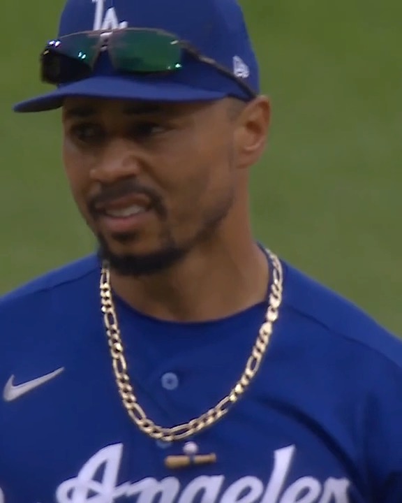 Yoshinobu Yamamoto perdió el juego perfecto gracias a un error de Mookie Betts 🫣😓. Yamamoto lanzó 8.1 innings, permitió un home run y ponchó a 7 🔥.
