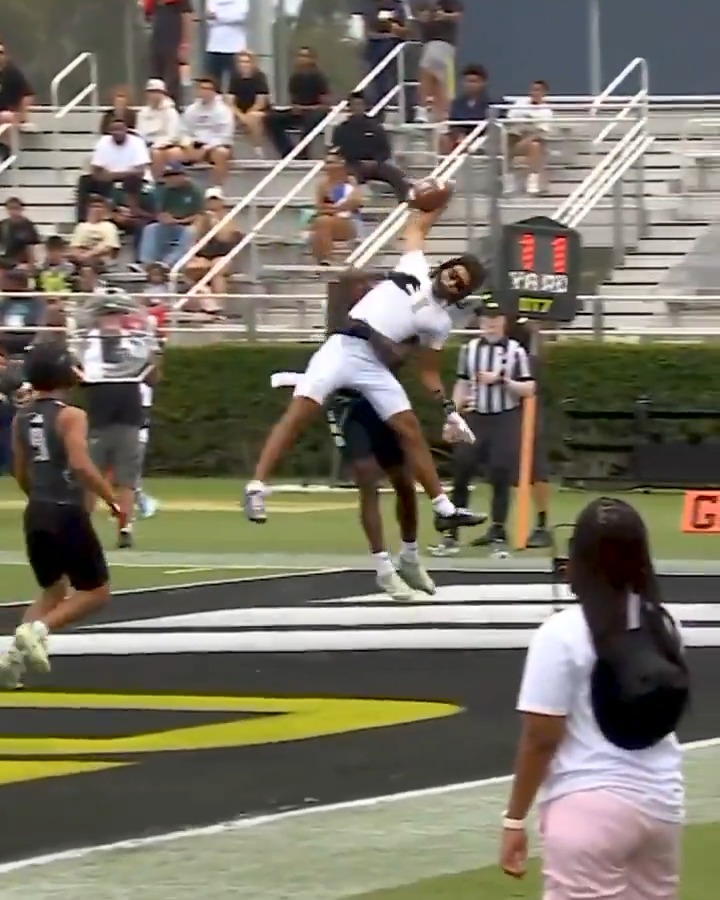 Brysen Wright, the no. 1 ranked WR in the class of 2028, with a RIDICULOUS catch in the OT7 Championship. 🔥