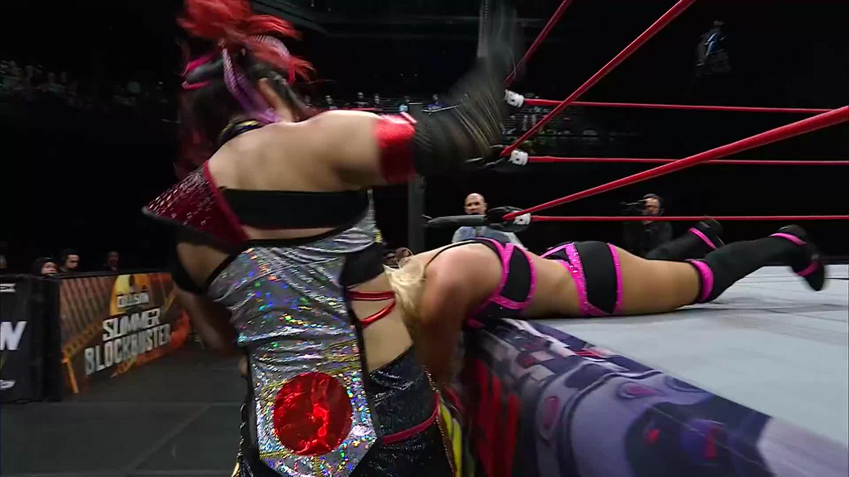 .@ShidaHikaru DRIVES her knee straight into the sternum of Zayda Steel! Watch #AEWCollision on TNT & HBO Max