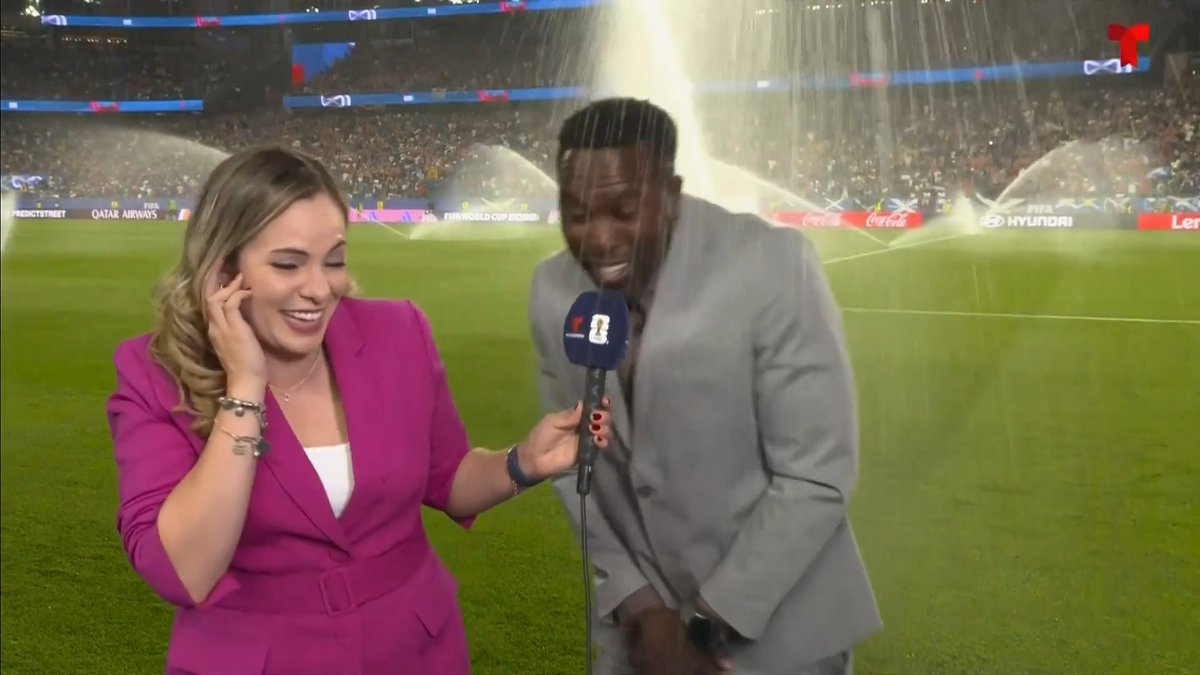 💦 ¡CUIDADO CON EL AGUA! 😅 Jozy Altidore y Stephanie Chaverri fueron víctimas de los aspersores en la cancha. 📺 Sigue toda la cobertura de la Copa Mundial de la FIFA 2026 por Telemundo y Peacock. #MundialTelemundo #Somos26 #USMNT #Pochettino #FIFAWorldCup