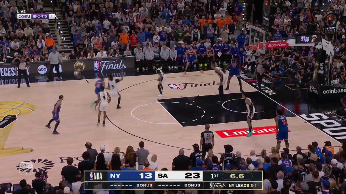 🔥🏀 نهاية الربع الأول من المواجهة الخامسة في سلسلة نهائي دوري كرة السلة الأمريكي للمحترفين! هل يحسم نيويورك نيكس اللقب الليلة؟ أم أن لسان أنطونيو سبيرز رأيًا آخر ويؤجل الحسم؟ 👀🏆 اشترك الآن 👇 🔗 #كرة_السلة | #الدوري_الأمريكي_للمحترفين #NBA