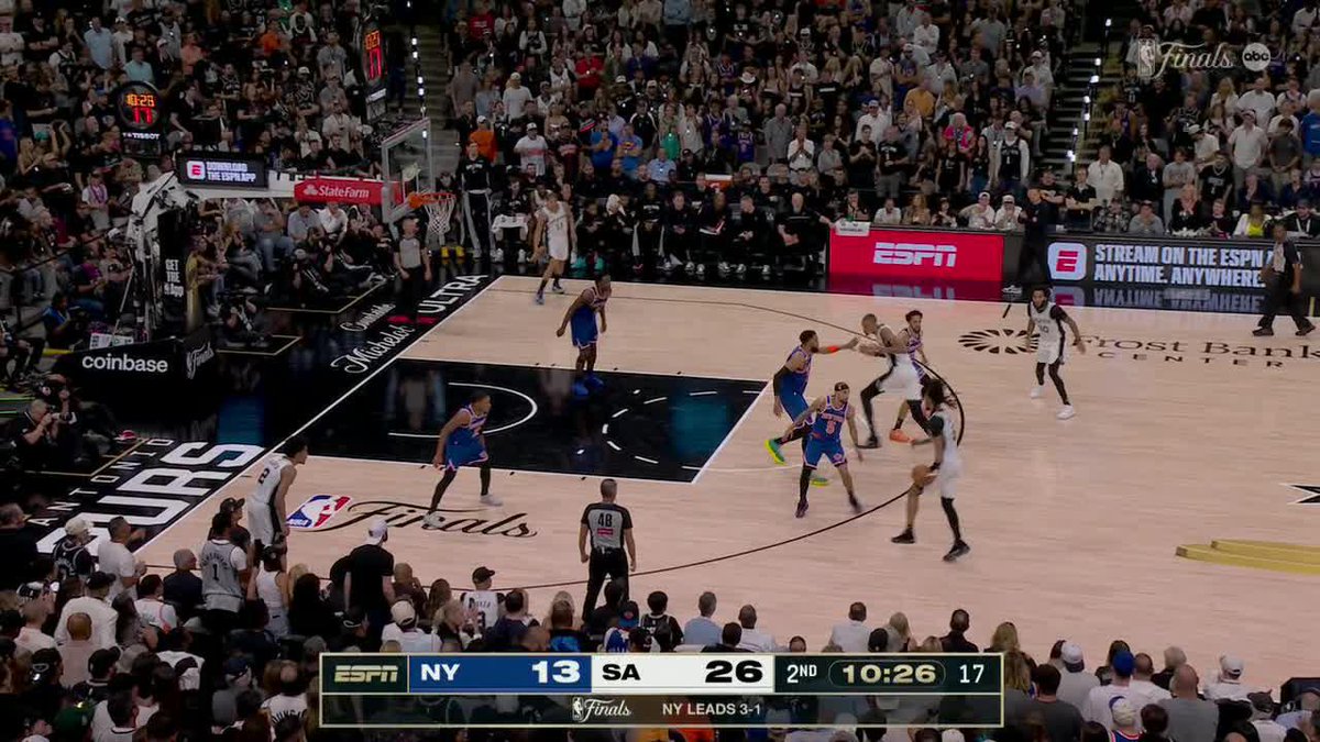 Wemby throwing a block party and David Robinson loving it 🚫