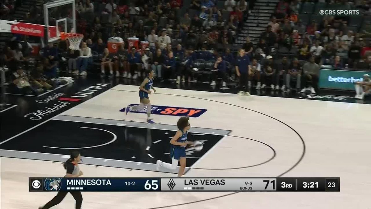 That is one NASTY move from Jackie Young 😱 Las Vegas Aces