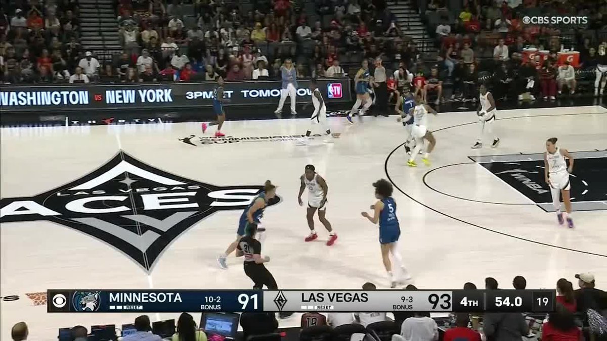 Olivia Miles gets it to go and has a chance to take the lead! 🤯 WHAT A GAME