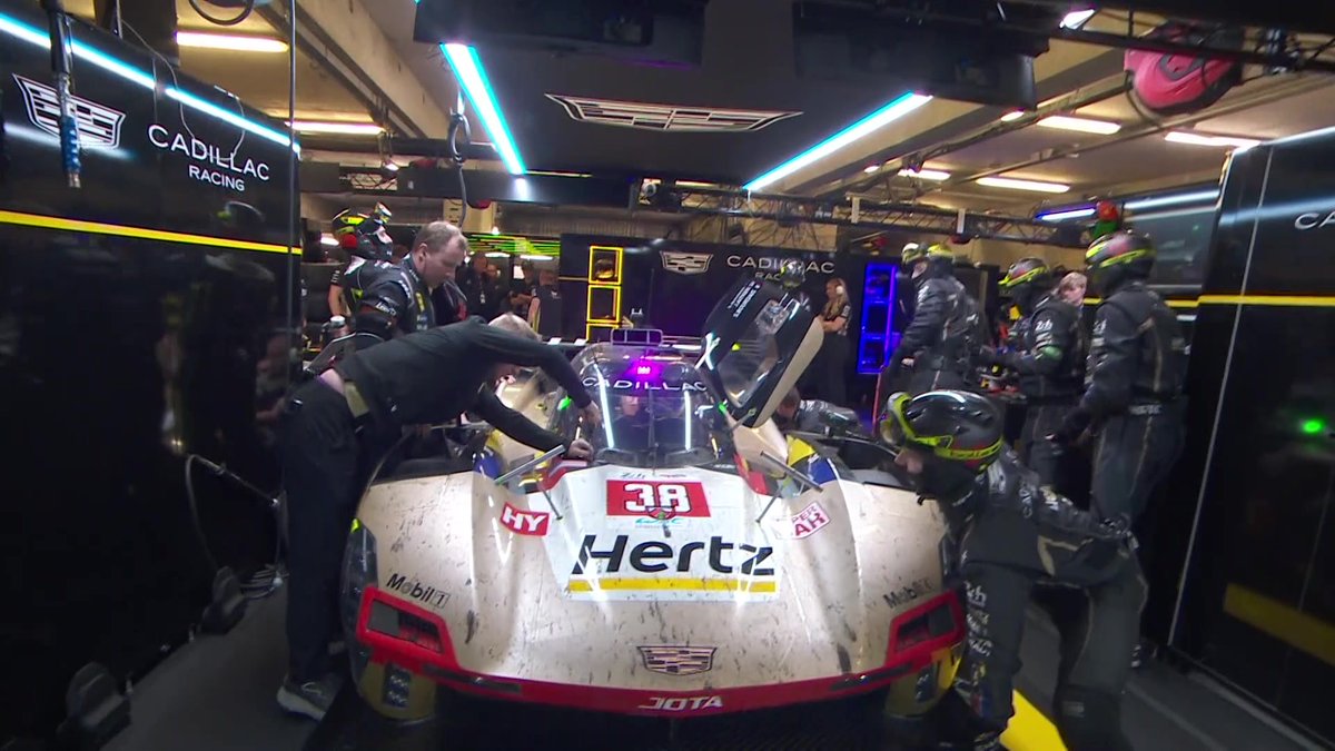 The Cadillac Hertz Team JOTA #38 into the box and the problem seems to be serious 🙁