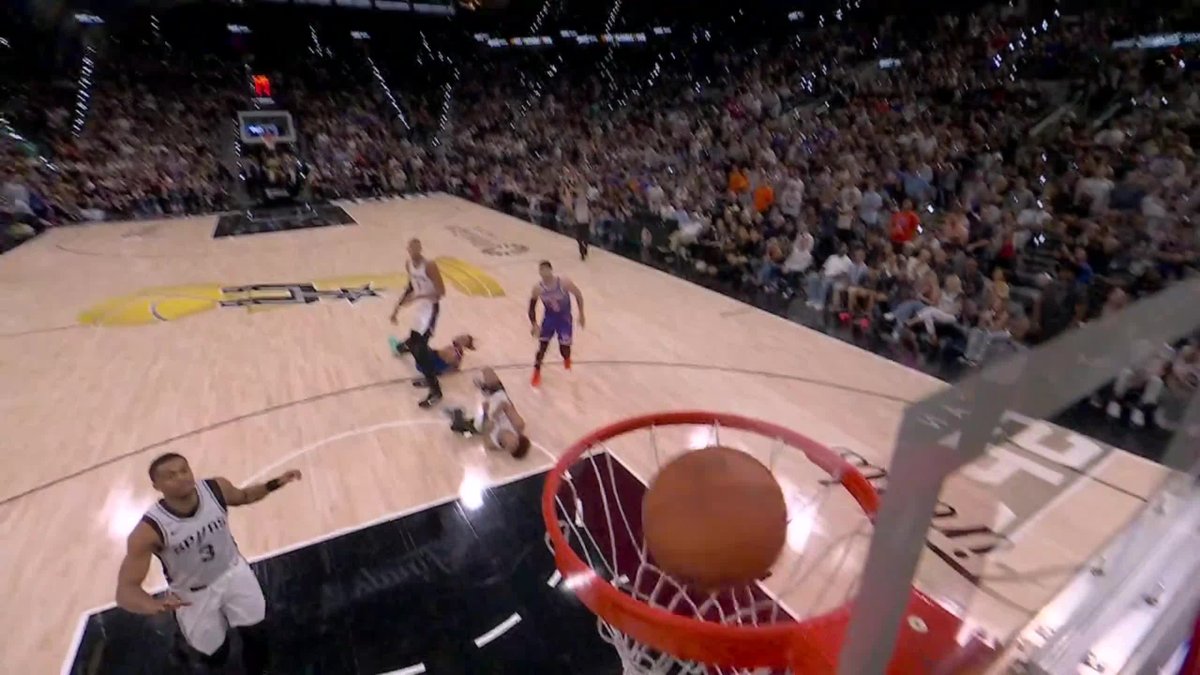 Jalen Brunson cashes the three with Wemby in his landing space 😮