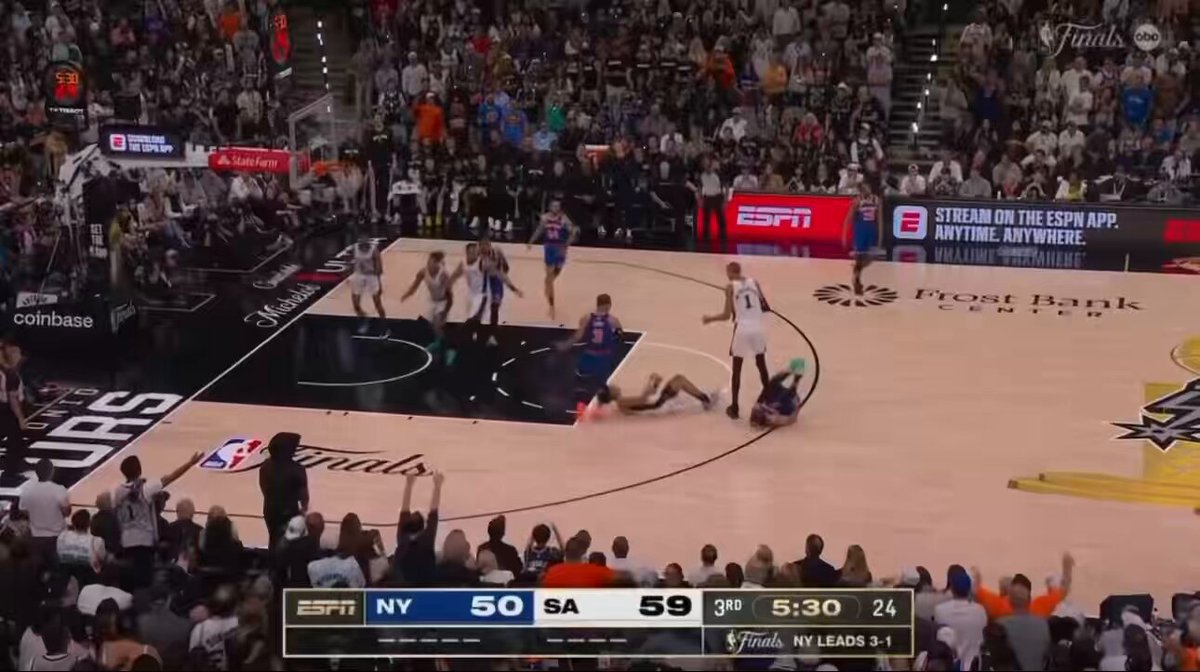 I love how Jalen Brunson just did the exact same thing to Tyler Ford that Jaylen Brown did….same referee and didn't even get a tech, let alone an ejection in San Antonio. 🥴😭😭