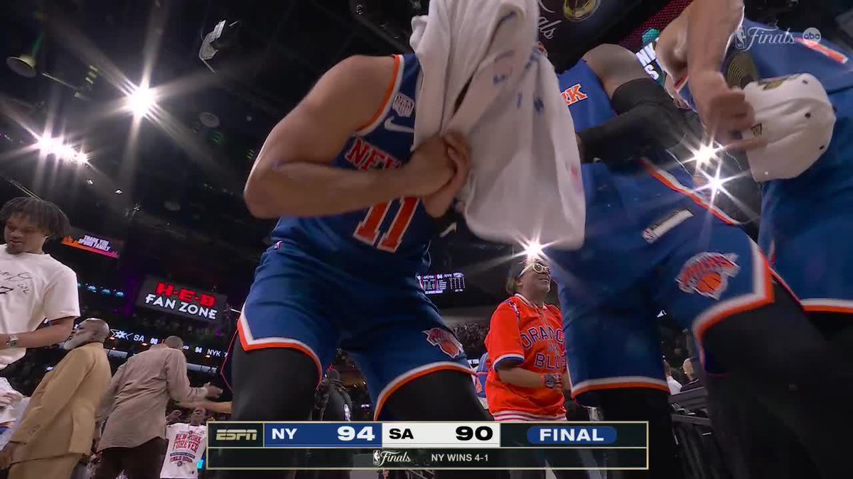 ¡¡KNICKS IN FIVE!! Wemby ni siquiera tocó el aro en la última jugada, New York le ganó a los Spurs en San Antonio, liquidó 4-1 la serie de las Finales y es el CAMPEÓN de la NBA luego de una espera de 53 años. La noche será eterna en Manhattan... 🏆🔵🟠