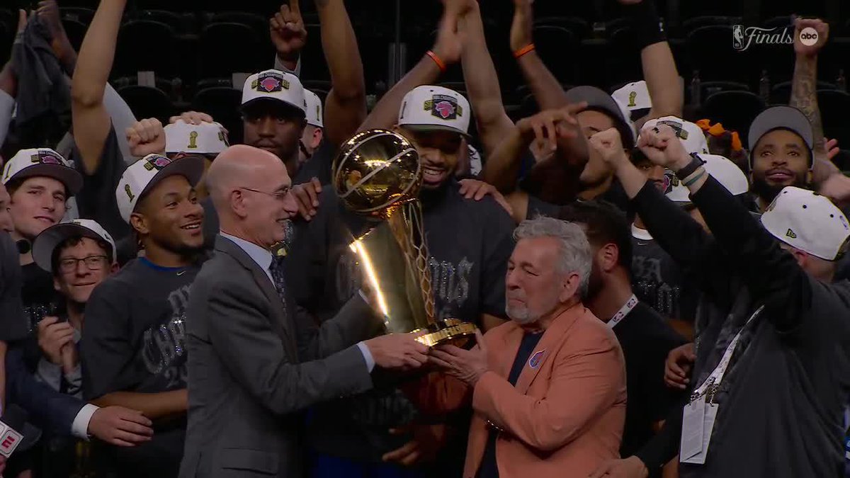 ¡¡LA MÍSTICA QUE TIENE EL TROFEO LARRY O'BRIEN, POR FAVOR!!!! ¡¡LOS NEW YORK KNICKS ROMPIERON LA MALDICIÓN DE 53 AÑOS, LEVANTARON LA COPA Y SON LOS CAMPEONES DE LA NBA!!
