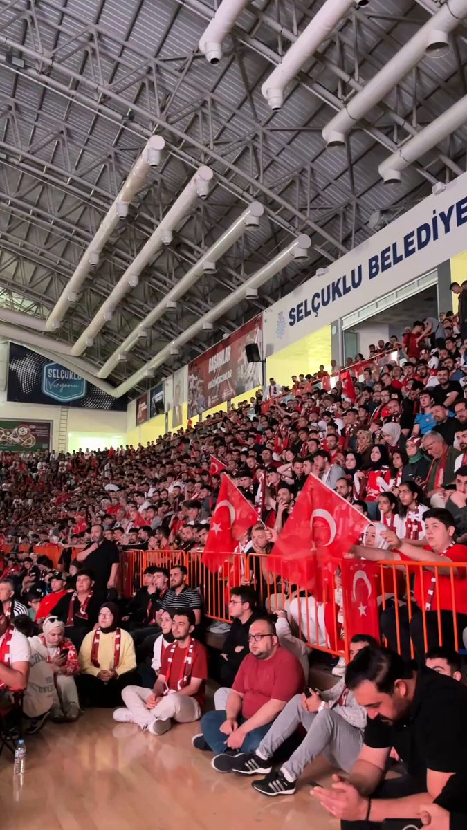 Türkiye-Avustralya maçını izlemek isteyen Konyalılar Selçuklu Uluslararası Spor Salonu’na akın etti